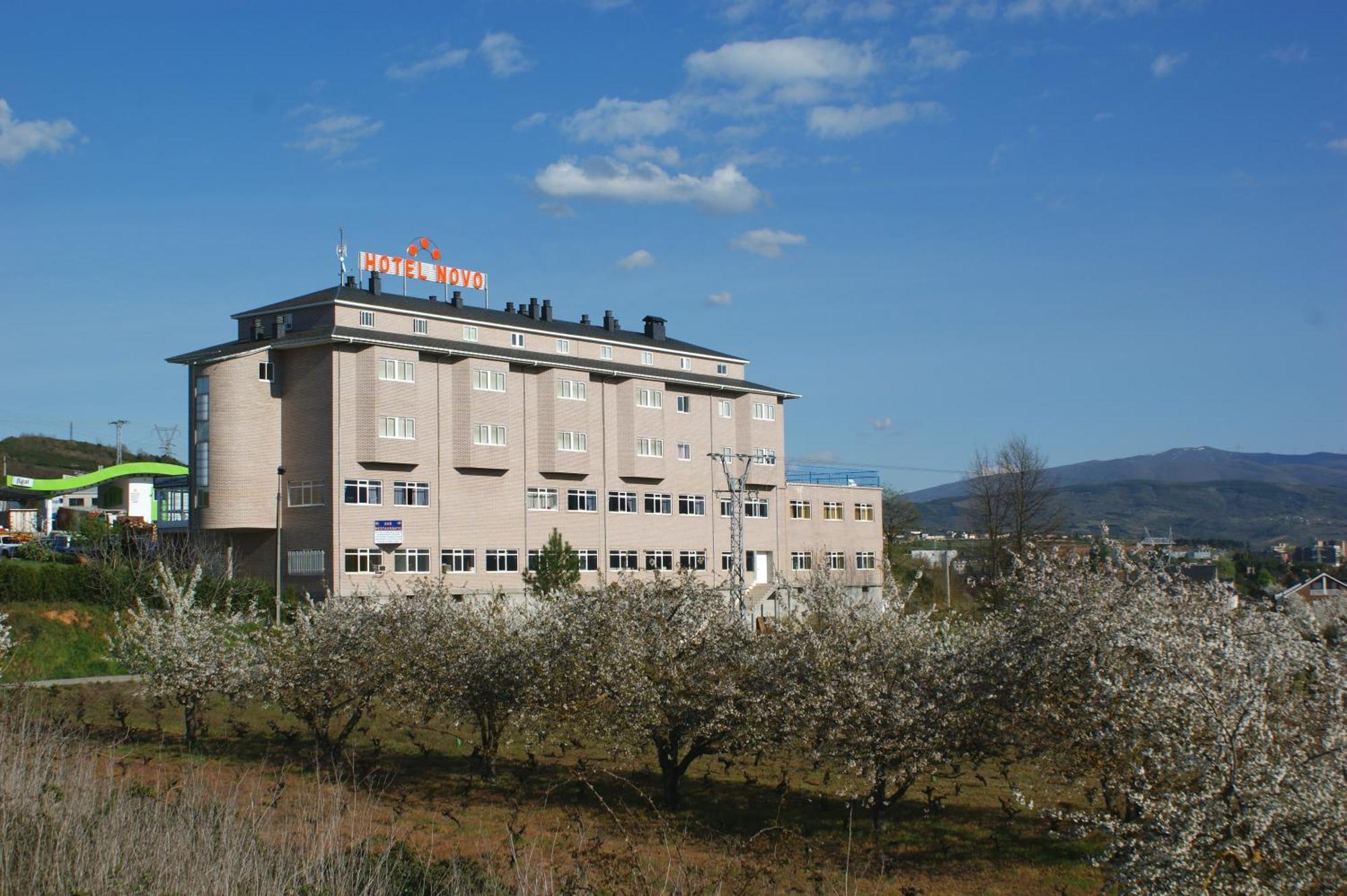 Hotel Novo a 400 metros del Centro Comercial Los Rosales Ponferrada Exterior foto